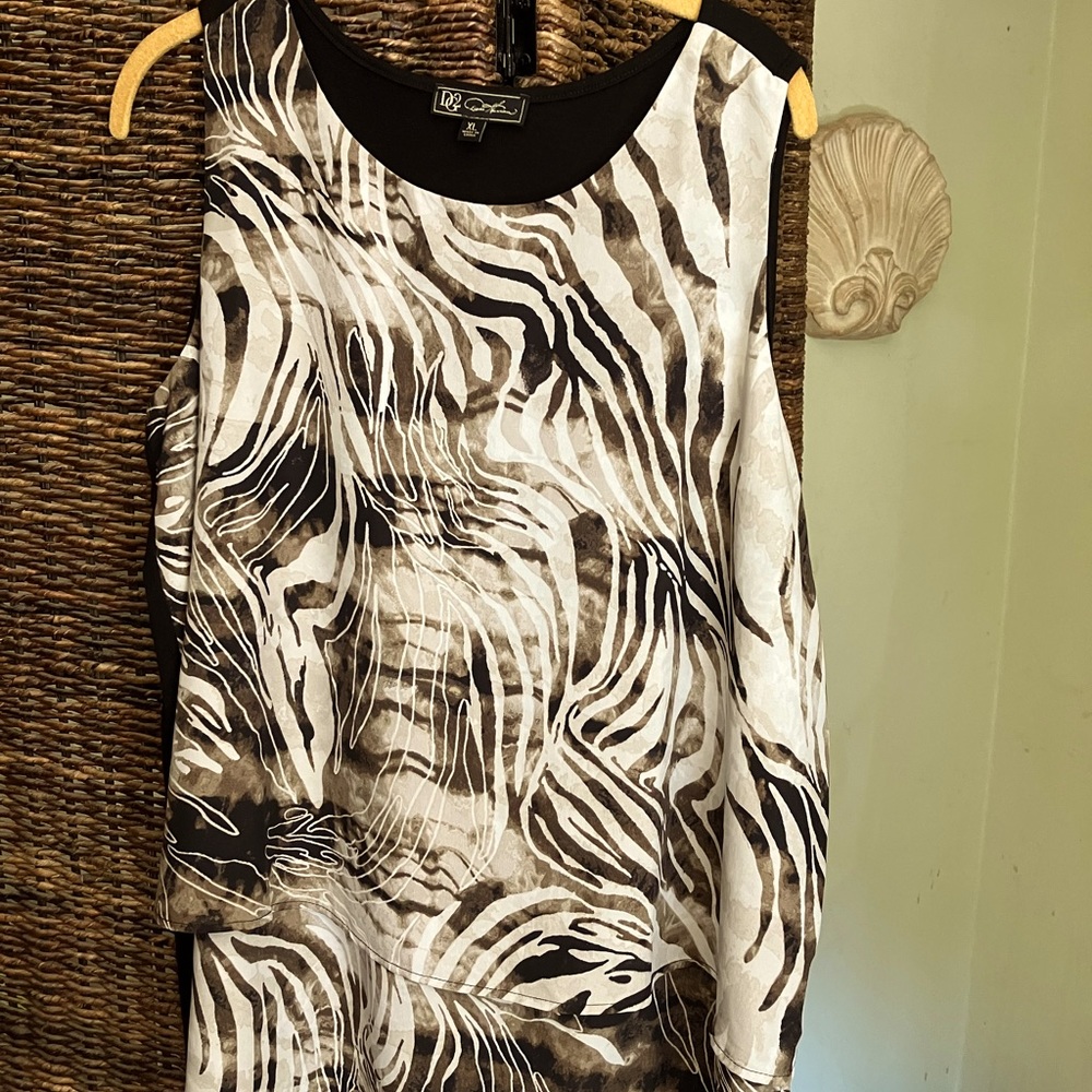 Top by DG2, XL, black white and brown.